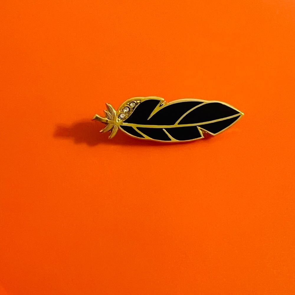 Elegant Vintage Black and Gold Feather Brooch - Picture 2 of 5